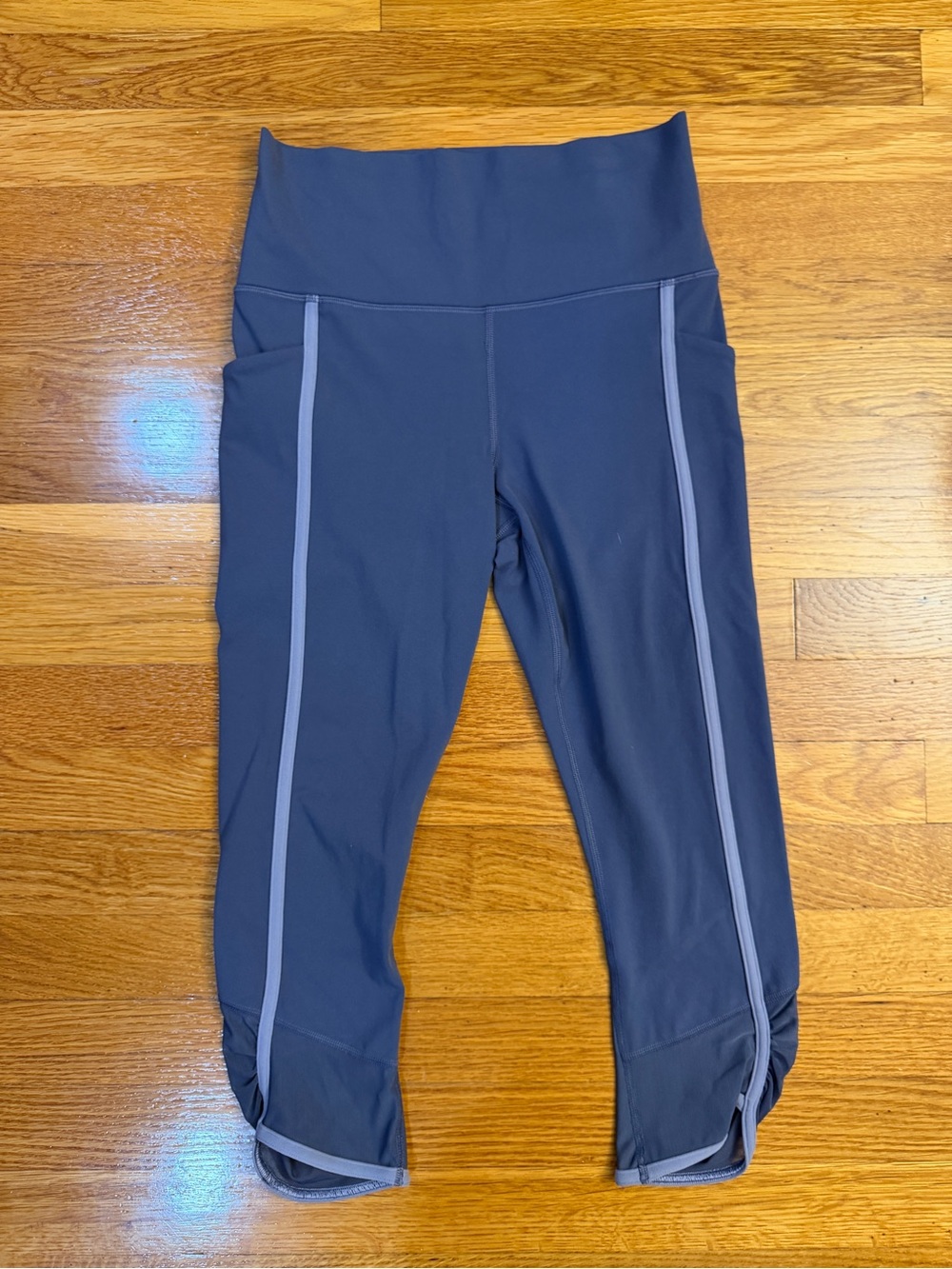 Athleta Salutation Stash Pocket II Intention Capri Medieval Violet - Size Small